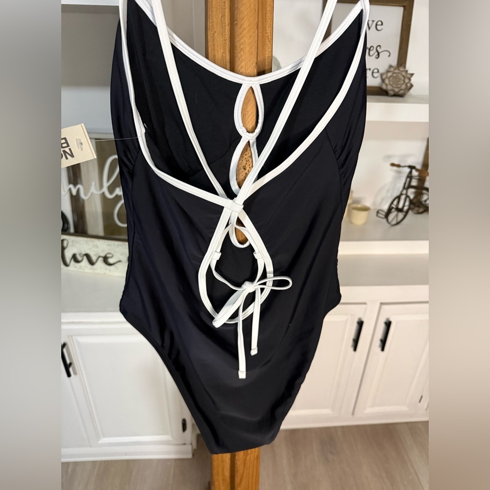 🔆NWT Stylish Black and White Woman One Piece Swimsuit - Picture 3 of 4